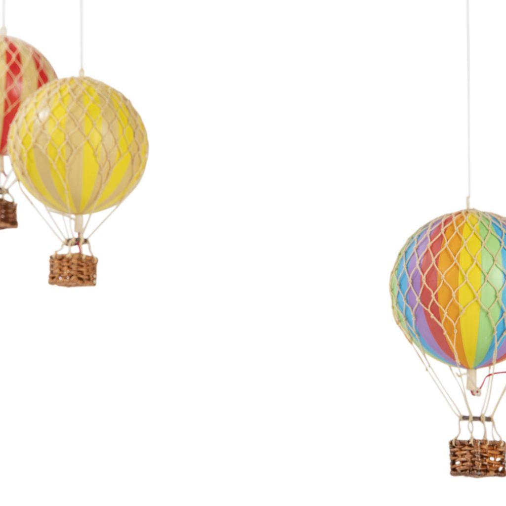 Authentic Models Flying the Skies Uro med Luftballoner, Klare Farver