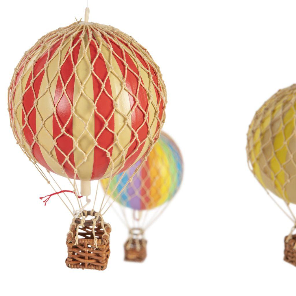 Authentic Models Flyger himlen oro med luftballonger, tydliga färger