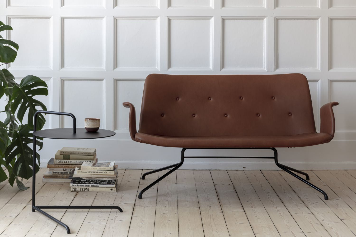 Bent Hansen Primum 2-sits soffa med armstöd, ram i svart pulverbelagd stål/cognac Adrian läder