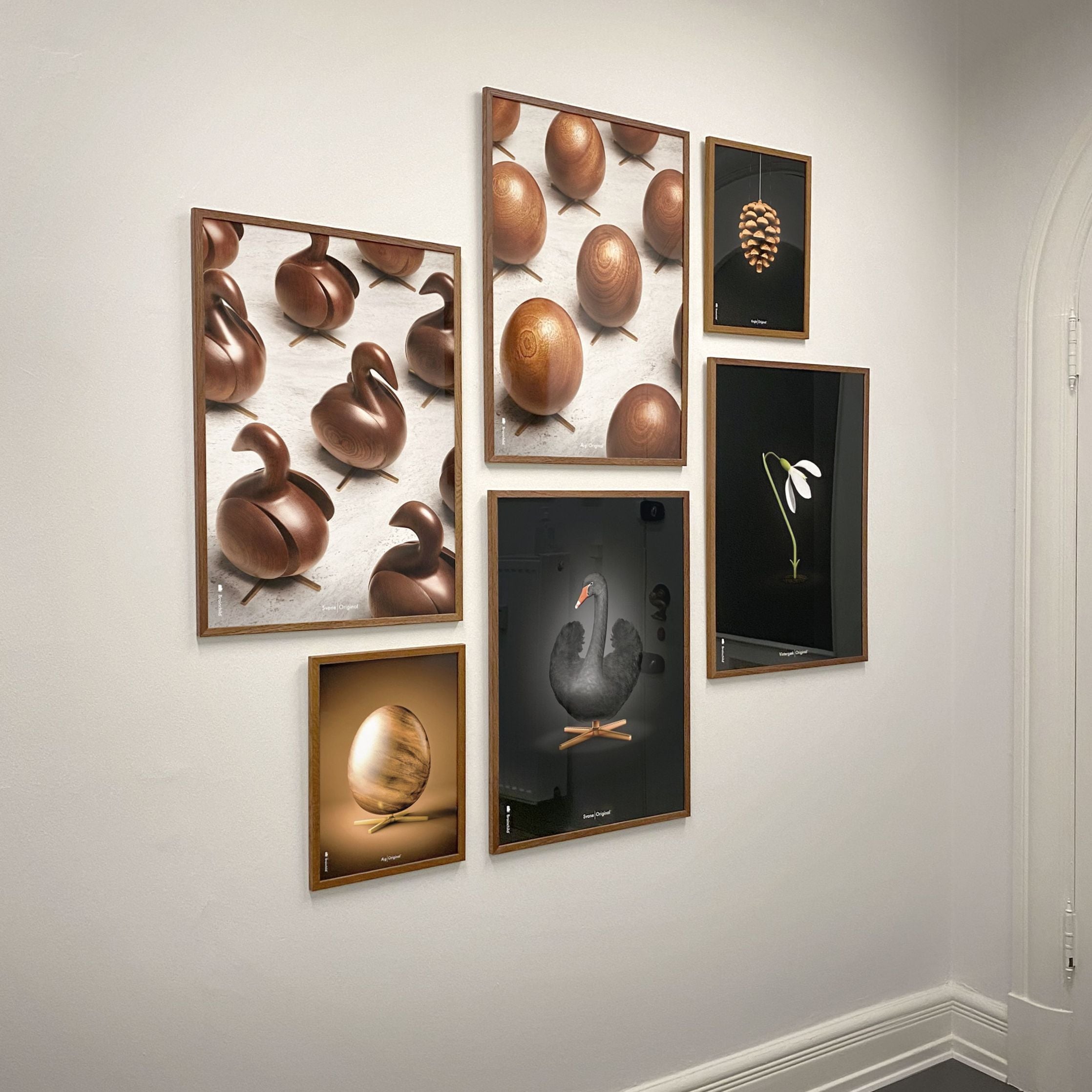 Brainchild Äggparadaffisch, ram i svart -målat trä, 70x100 cm