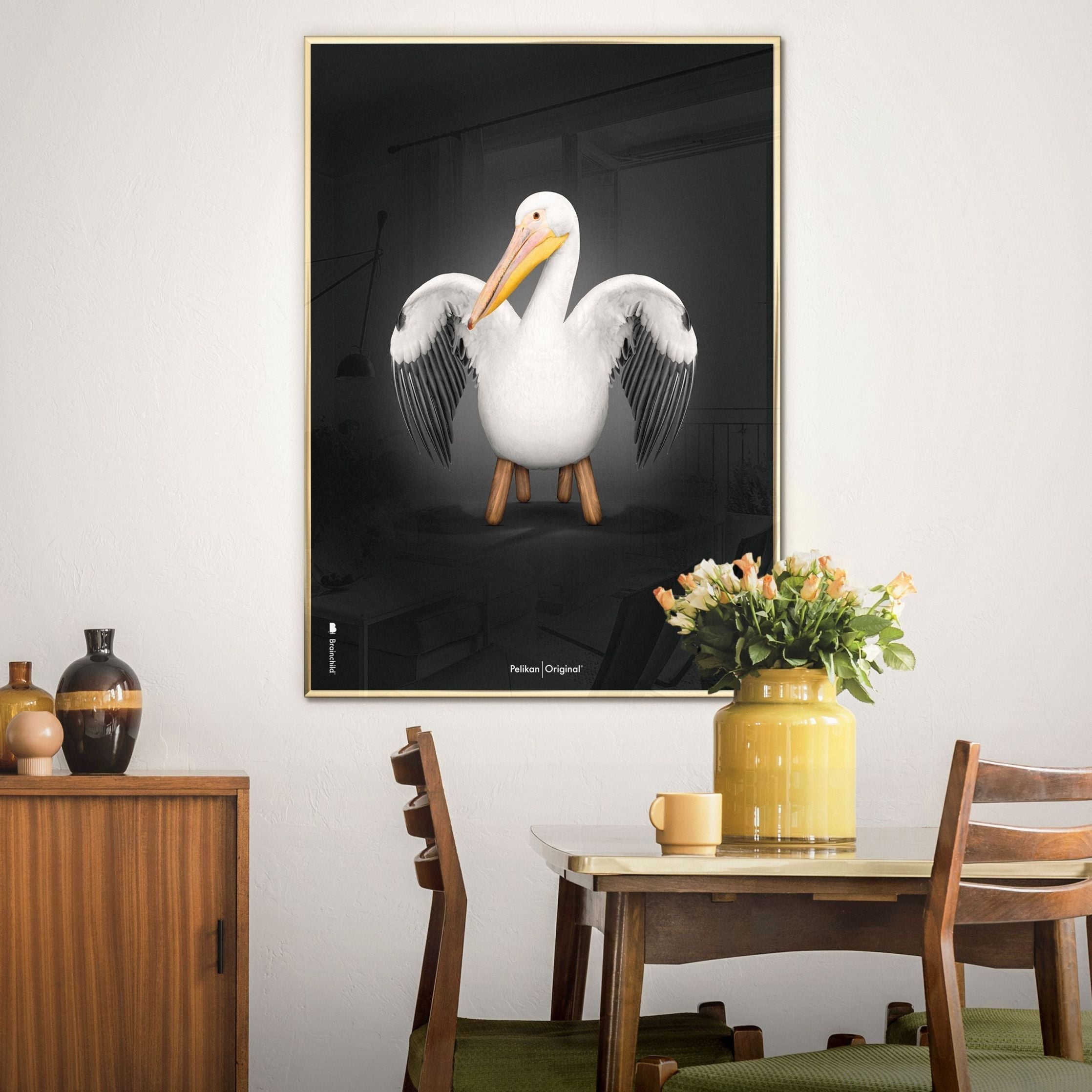 Brainchild Pelican Classic -affisch, mässingsfärgad ram 70x100 cm, svart bakgrund