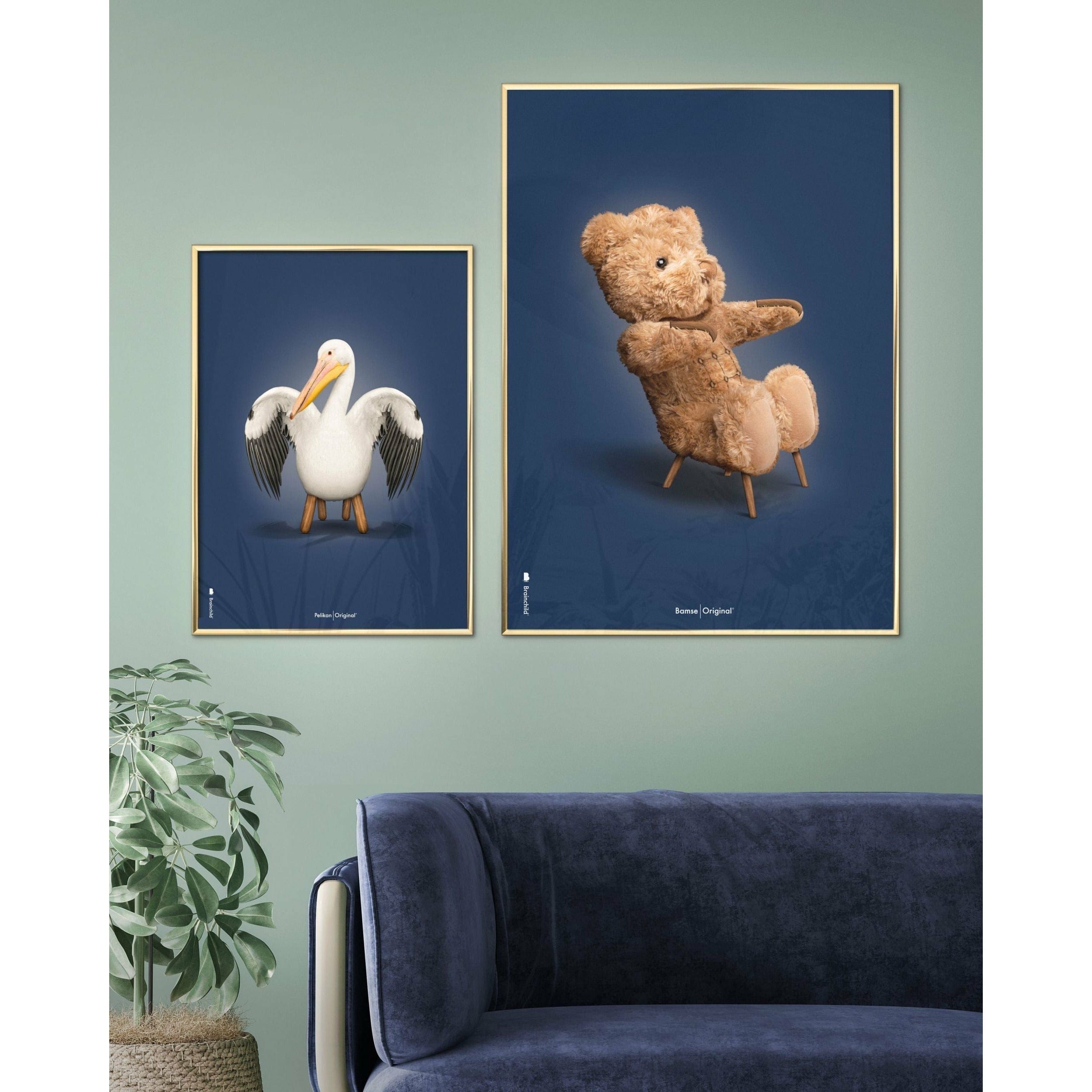 Brainchild Pelican Classic -affisch, ram i mörkt trä 50x70 cm, mörkblå bakgrund