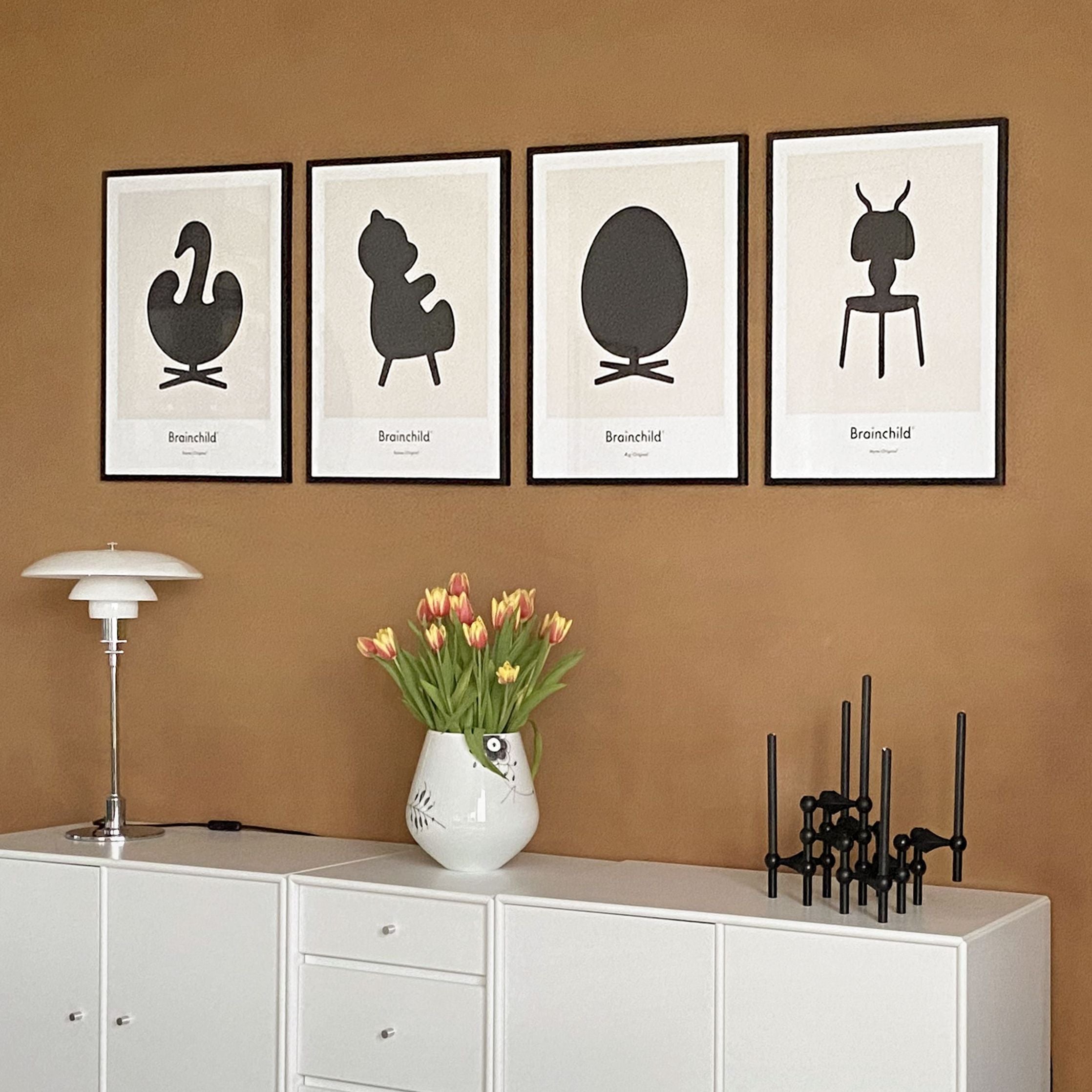 Brainchild Swan designikon affisch, ram i svart -målat trä 50x70 cm, grå