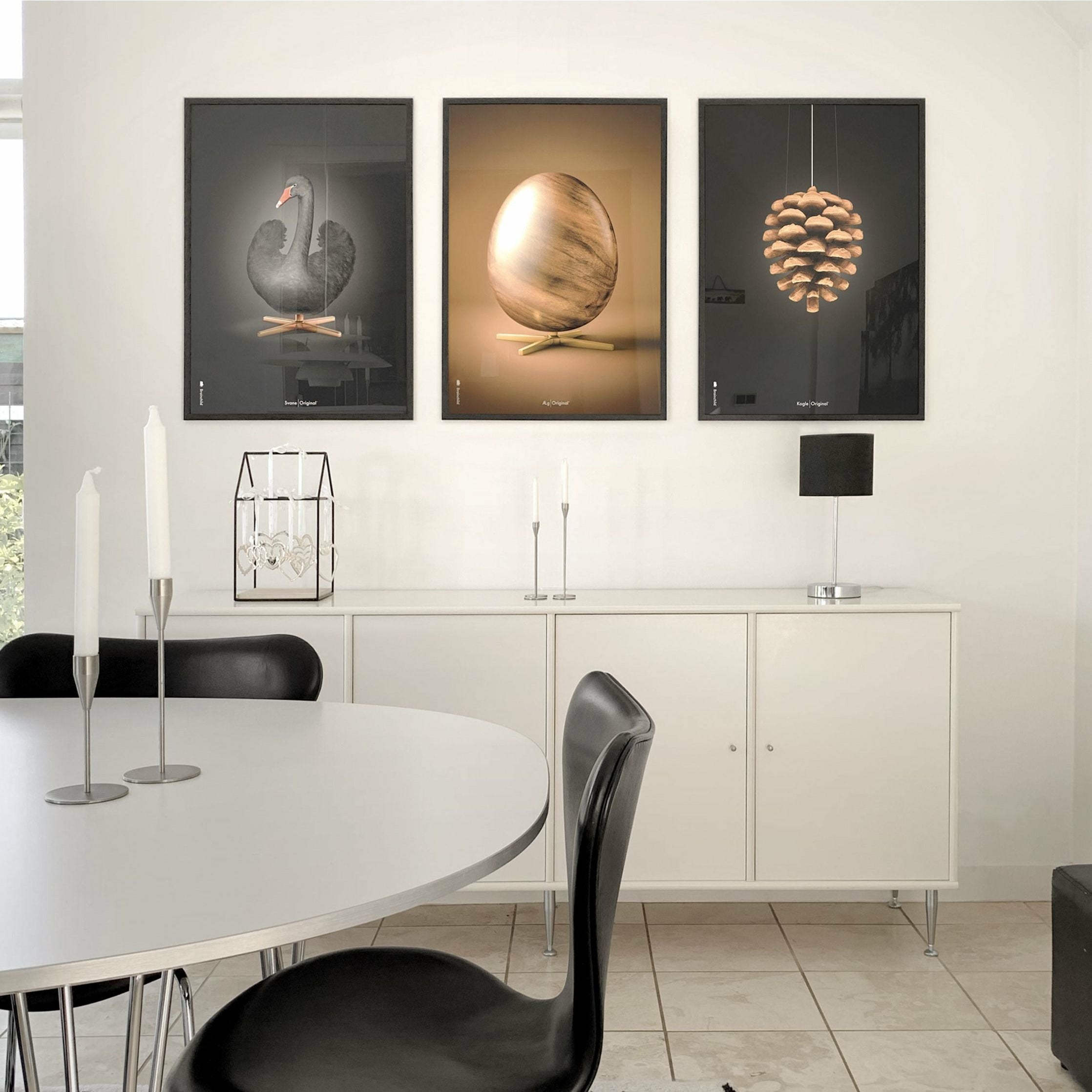 Brainchild Swan Classic -affisch, mässingsfärgad ram 50x70 cm, svart/svart bakgrund