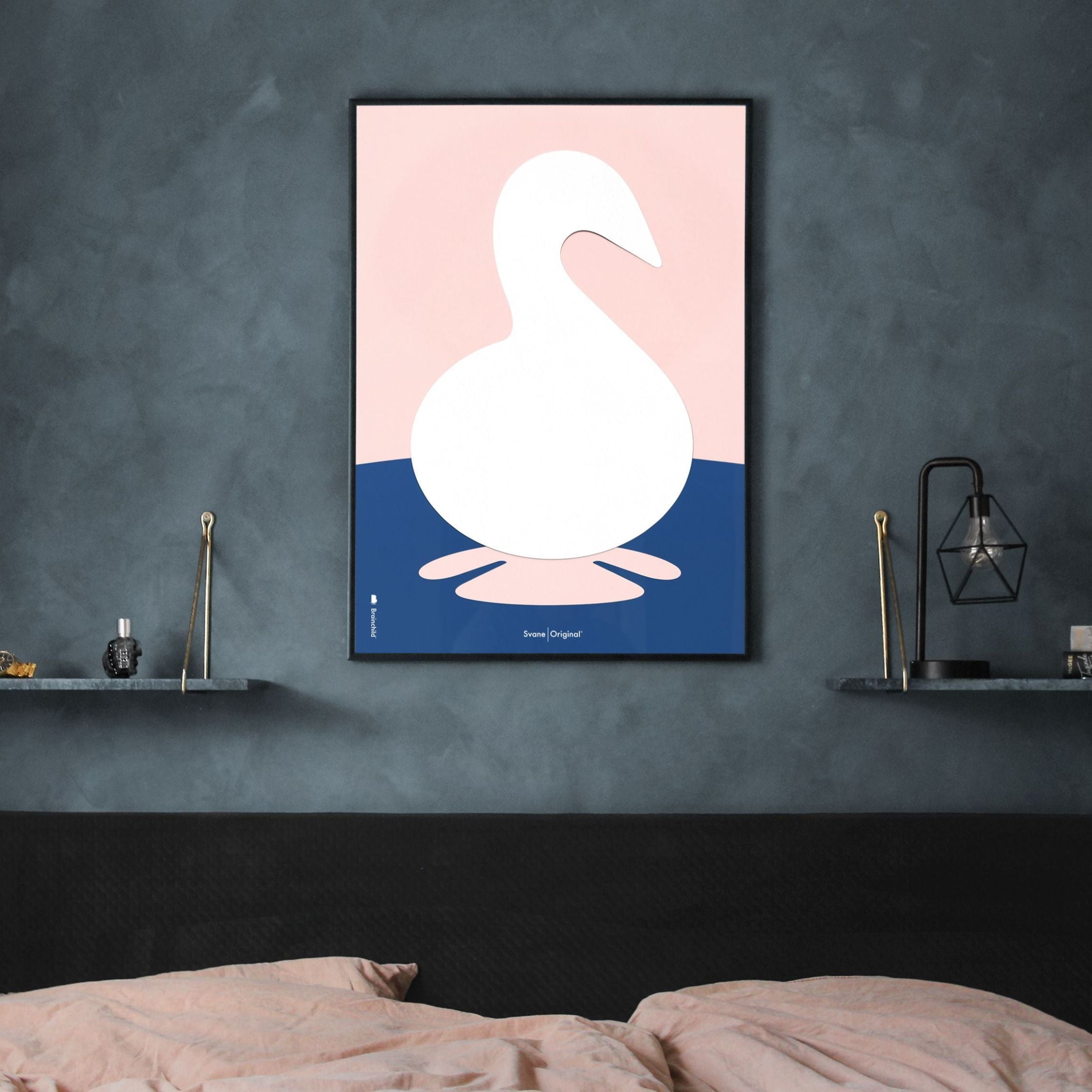Brainchild Swan Paper Clip -affisch, ram i mörkt trä 50x70 cm, rosa bakgrund