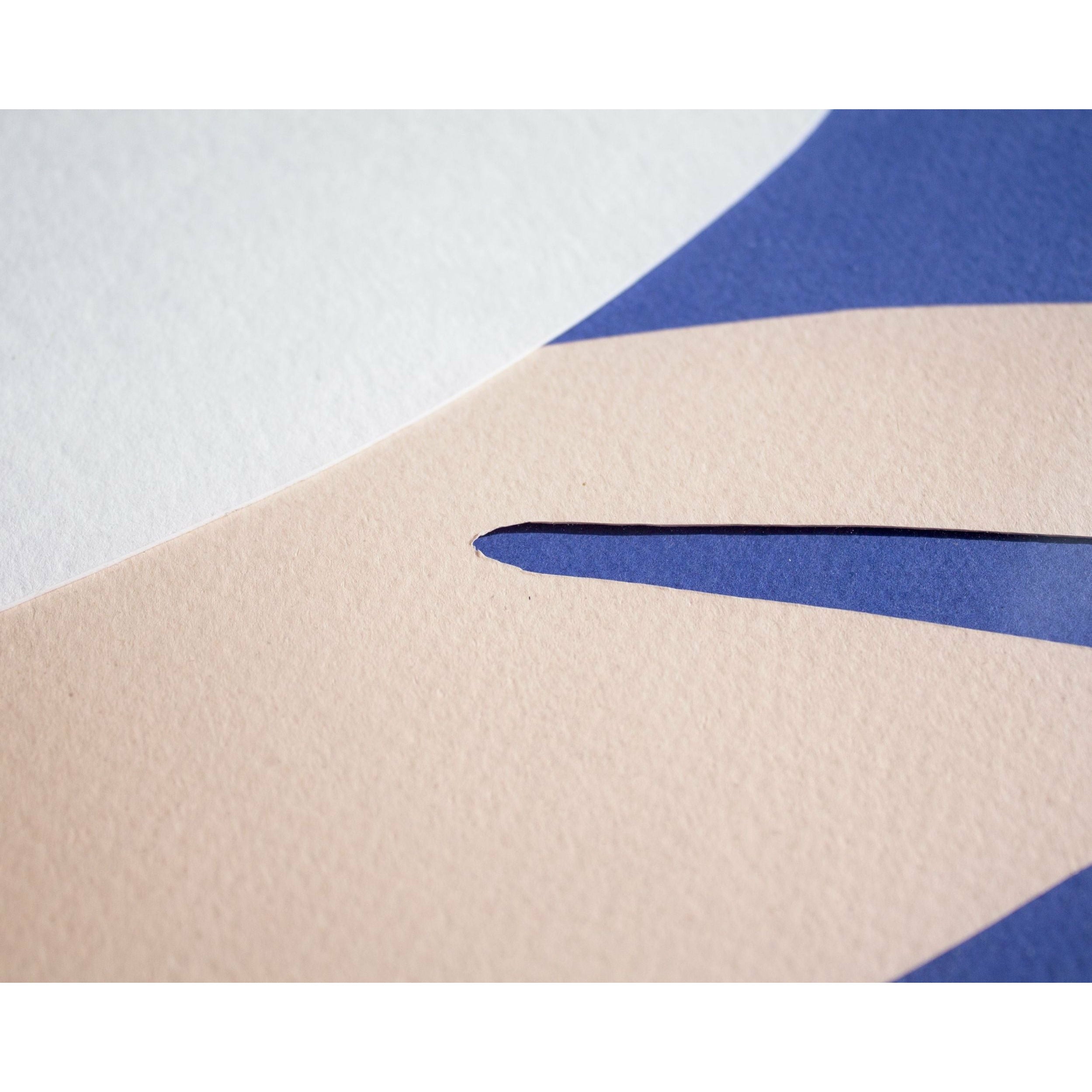 Brainchild Swan Paper Clip -affisch, ram i lätt trä A5, rosa bakgrund