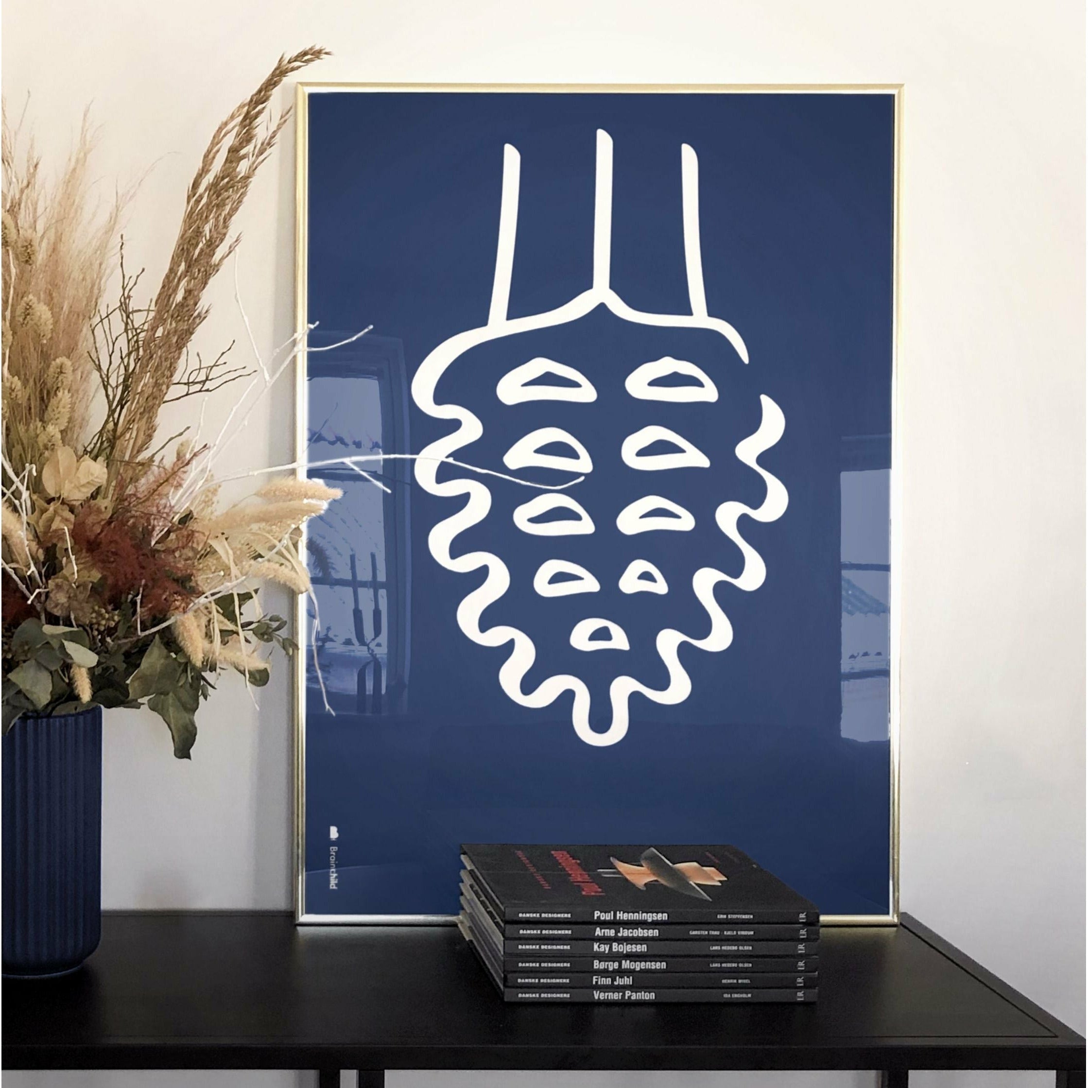 Brainchild Buller Line -affisch, mässingsfärgad ram 50x70 cm, blå bakgrund