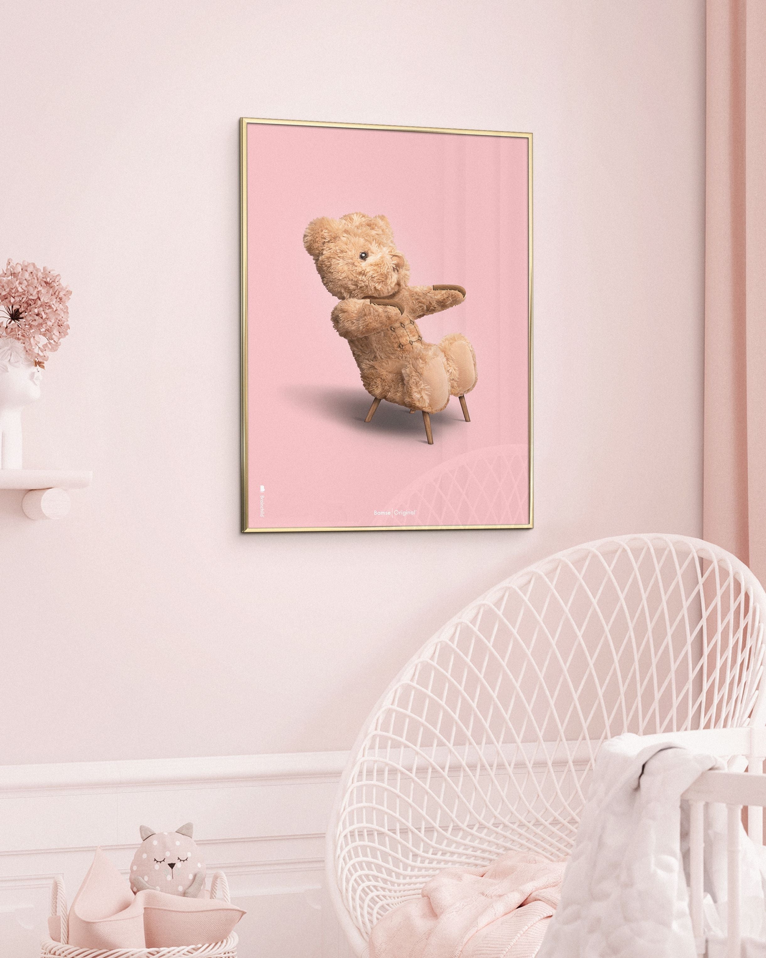 Brainchild Nallebjörn klassisk affischram i mörk träram 70x100 cm, rosa bakgrund