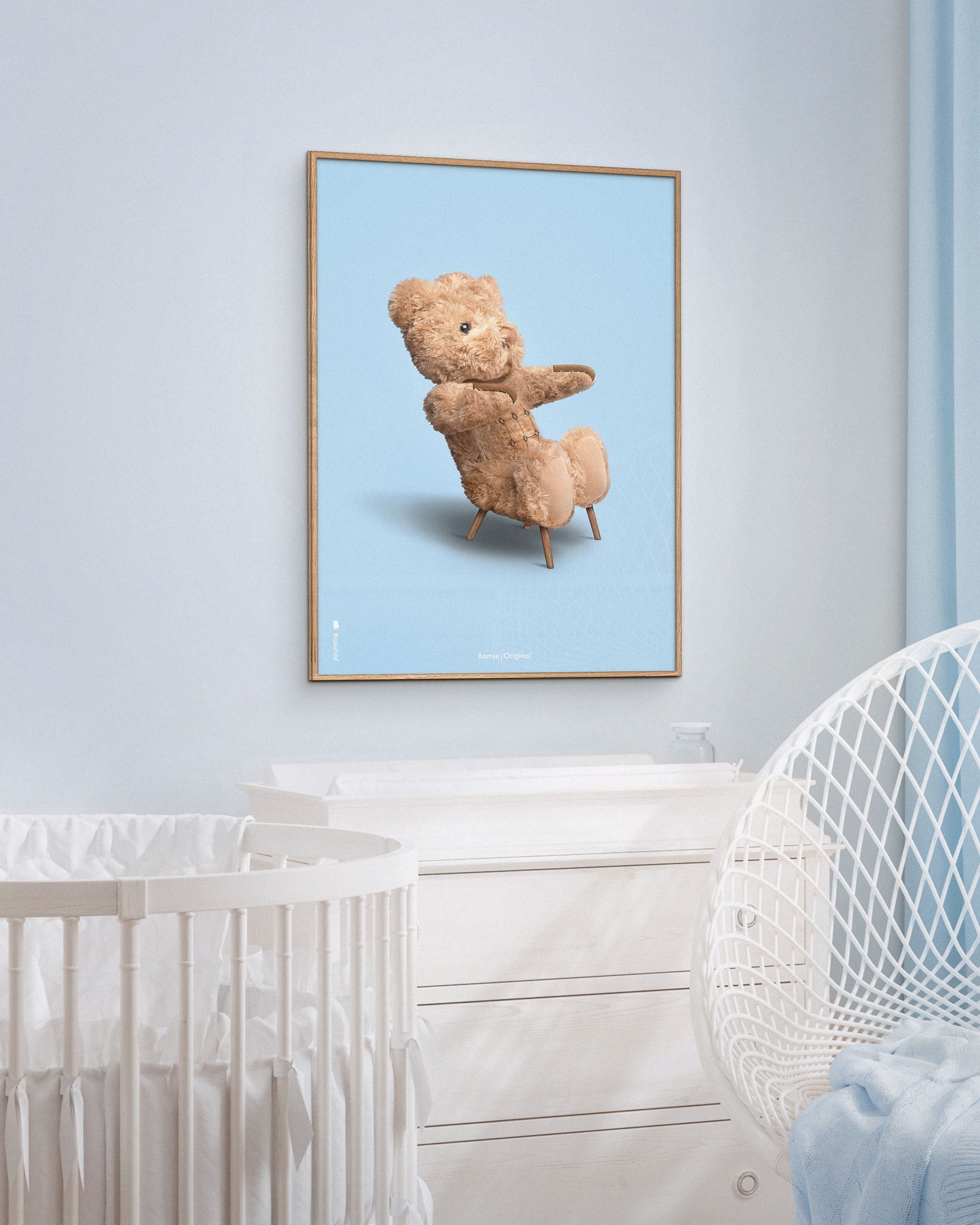 Brainchild Nallebjörn klassisk affischram i ljus träram 70x100 cm, ljusblå bakgrund