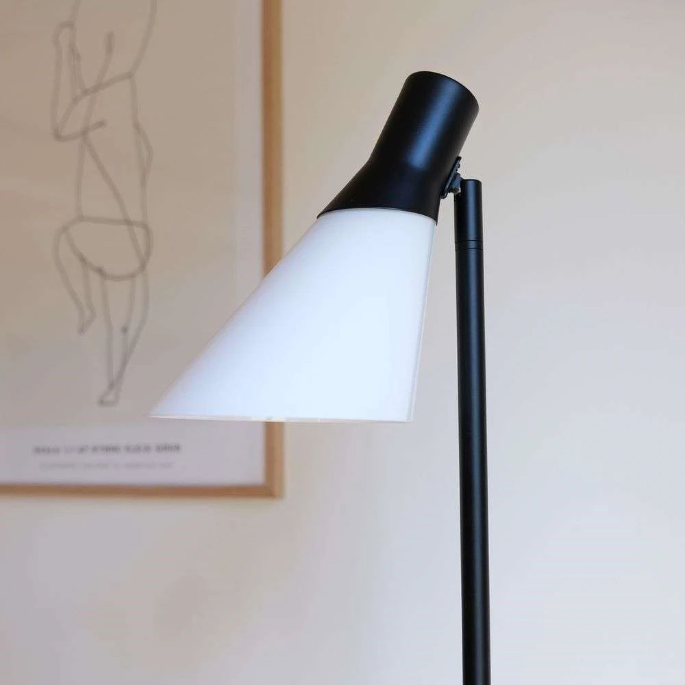 Dyberg Larsen Gent bordslampa, opal/svart matta