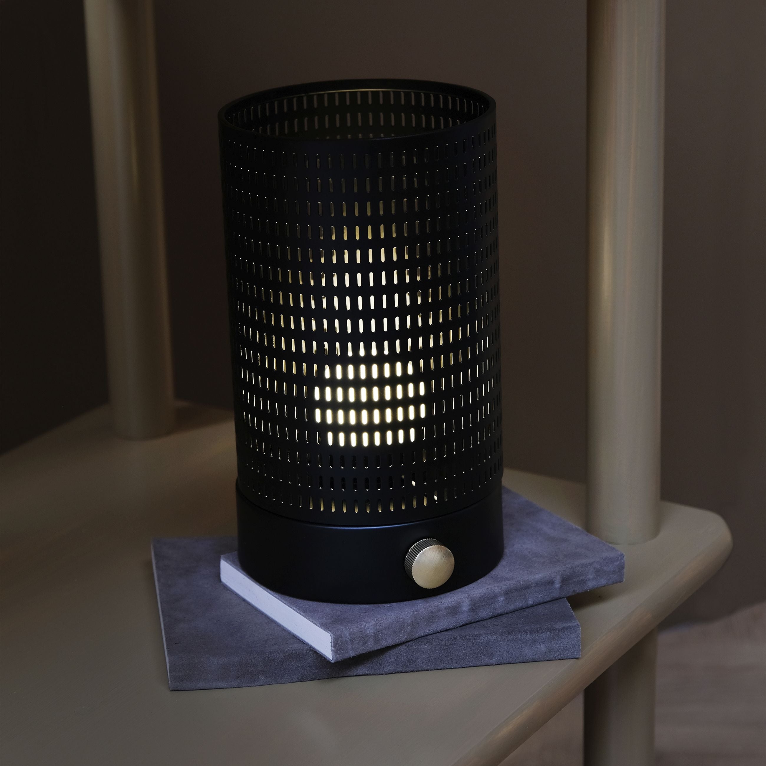 Dyberg Larsen Mesh LED -bordslampa, svart