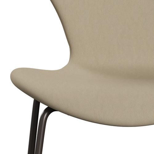 Fritz Hansen 3107 stol helt vadderad, brun brons/komfortlätt sand (C61002)