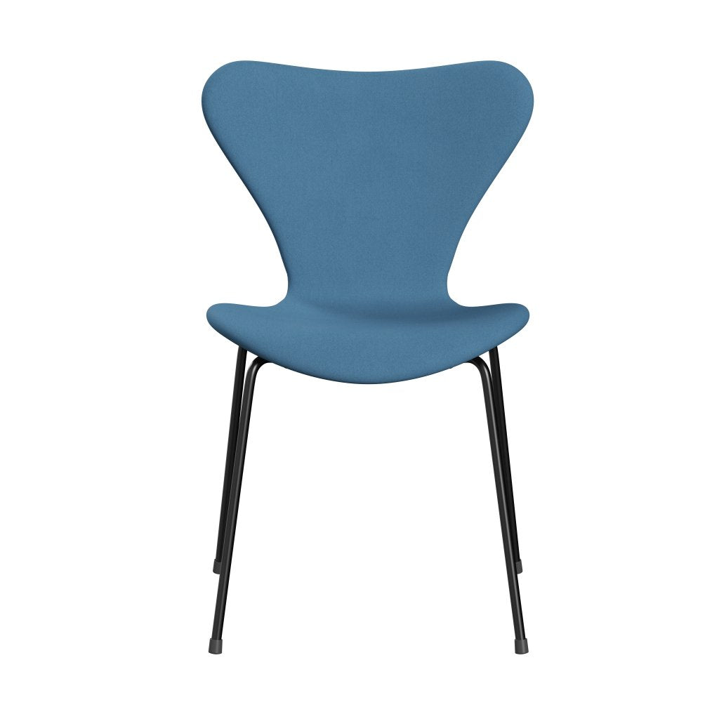 Fritz Hansen 3107 stol helt vadderad, svart/komfortljusblå (C01124)
