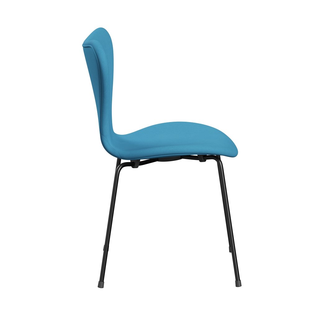 Fritz Hansen 3107 stol helt vadderad, svart/komfortljusblå (C66010)