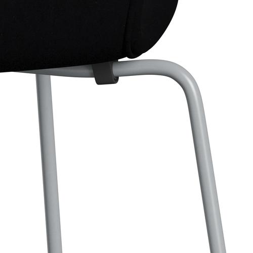 Fritz Hansen 3107 stol helt vadderad, silvergrå/komfort svart (C00050)