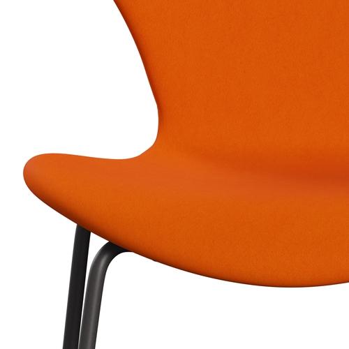 Fritz Hansen 3107 stol helt vadderad, varm grafit/komfort gul/orange