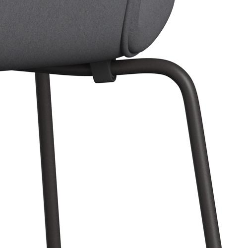 Fritz Hansen 3107 stol helt vadderad, varm grafit/komfortgrå (C01012)