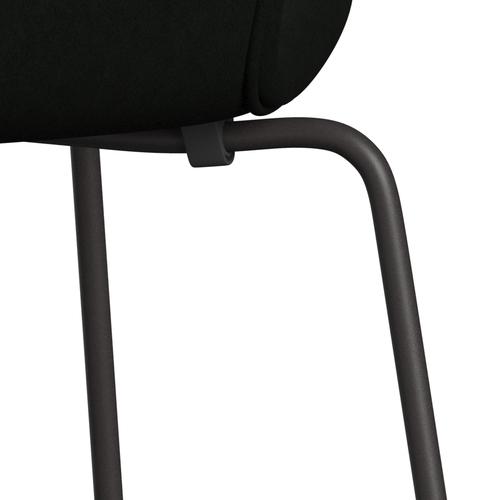 Fritz Hansen 3107 stol helt vadderad, varm grafit/komfort svart (C60009)