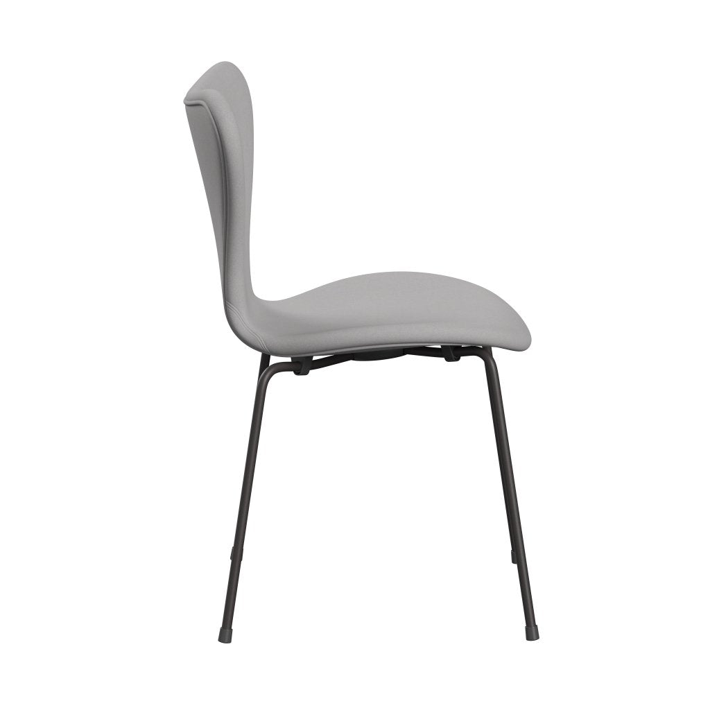 Fritz Hansen 3107 stol helt vadderad, varm grafit/komfort vit/grå