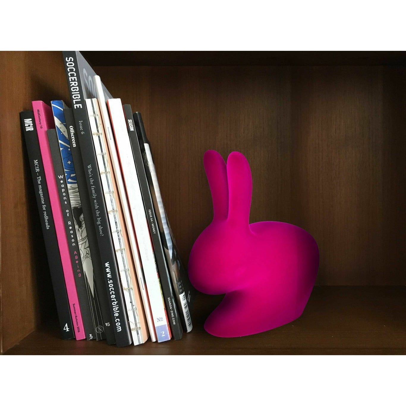 Qeeboo Rabbit Book Support med Velvet XS, Fuxia