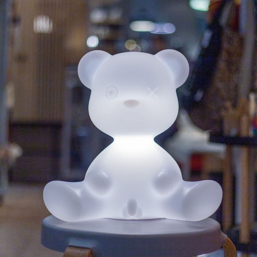 Qeeboo Teddy pojke laddningsbar LED -bordslampa