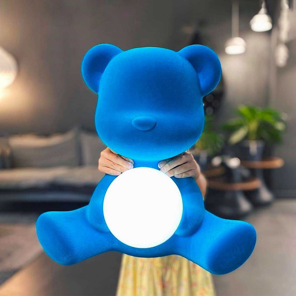 Qeeboo Teddy Girl Rechargeble LED -bordslampa Velvet Finish, Fuxia