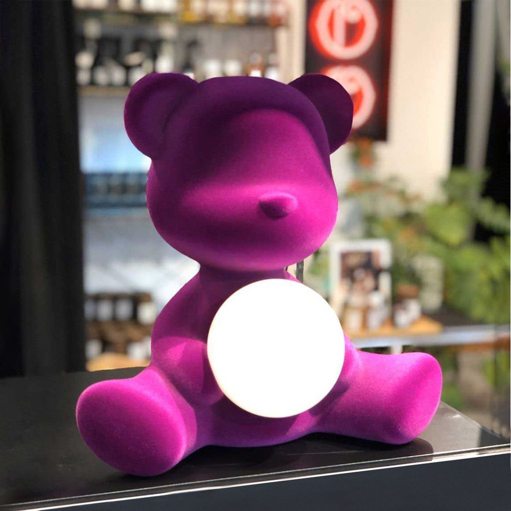 Qeeboo Teddy Girl Rechargeble LED -bordslampa Velvet Finish, Fuxia