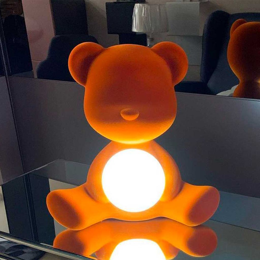 Qeeboo Teddy Girl laddningsbar LED -bordslampa Velvet Finish, Orange