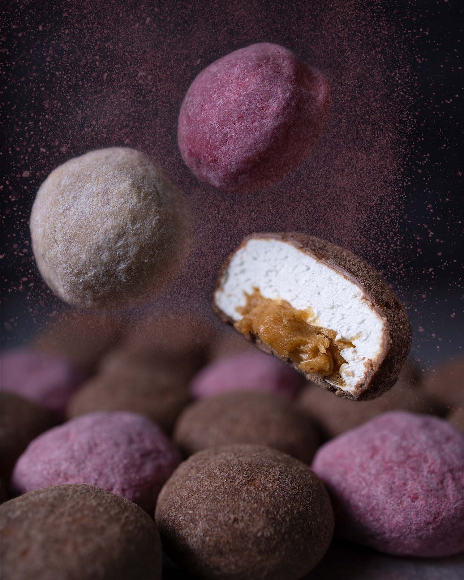 The Mallows Marshmallows med karamellfyllning och choklad - dubbel karamellchoklad, 90 g