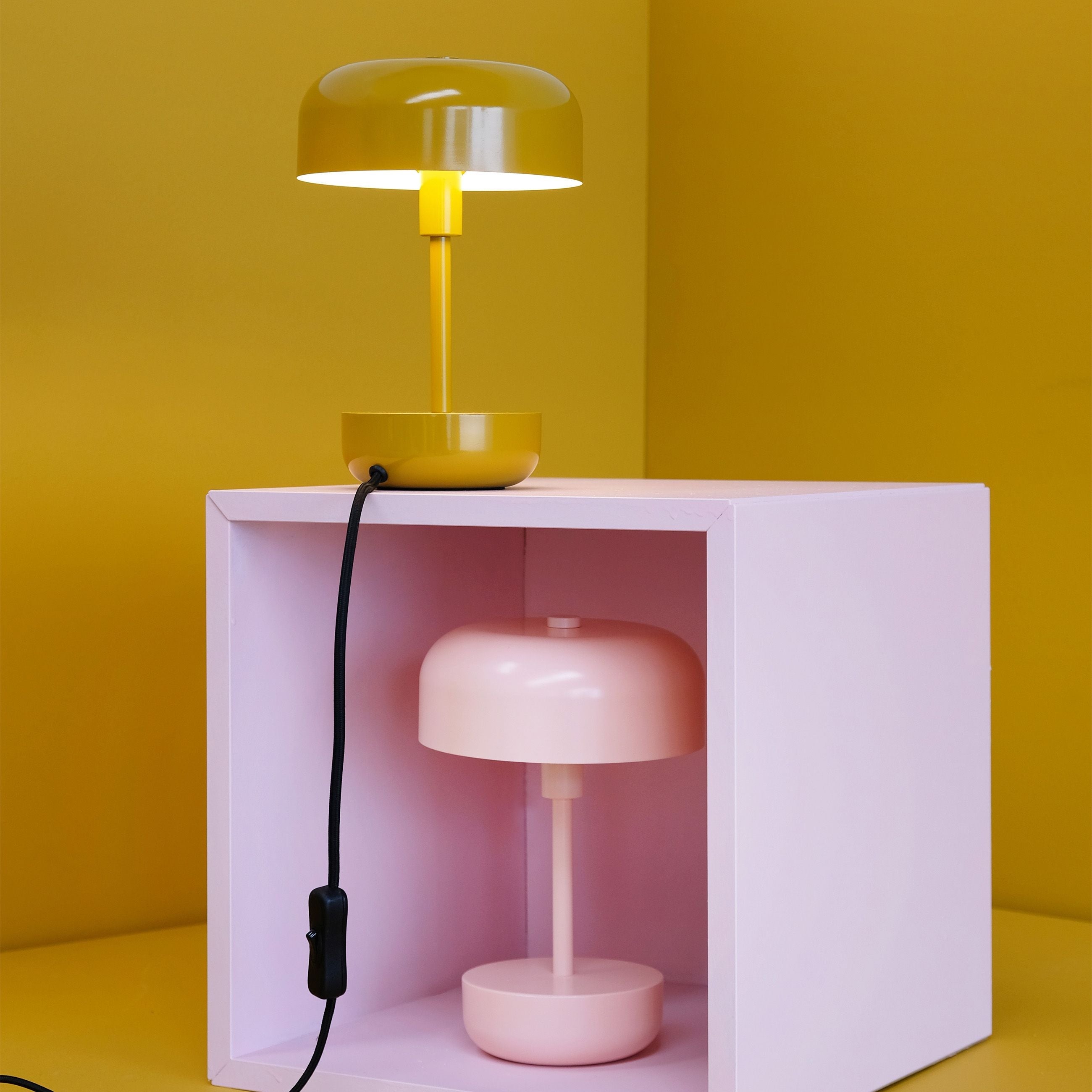 Dyberg Larsen Haipot laddningsbar bordslampa, rosa