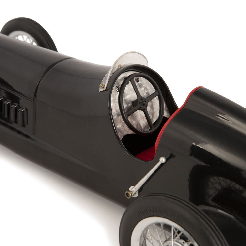 Authentic Models Silberpfeil svart modellbil, röd säte