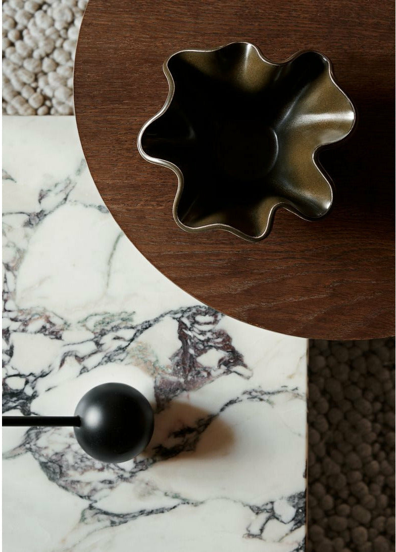 Audo Copenhagen Androbyne sidobord mörk -färgad ek/kunis breccia marmor, Ø50 cm