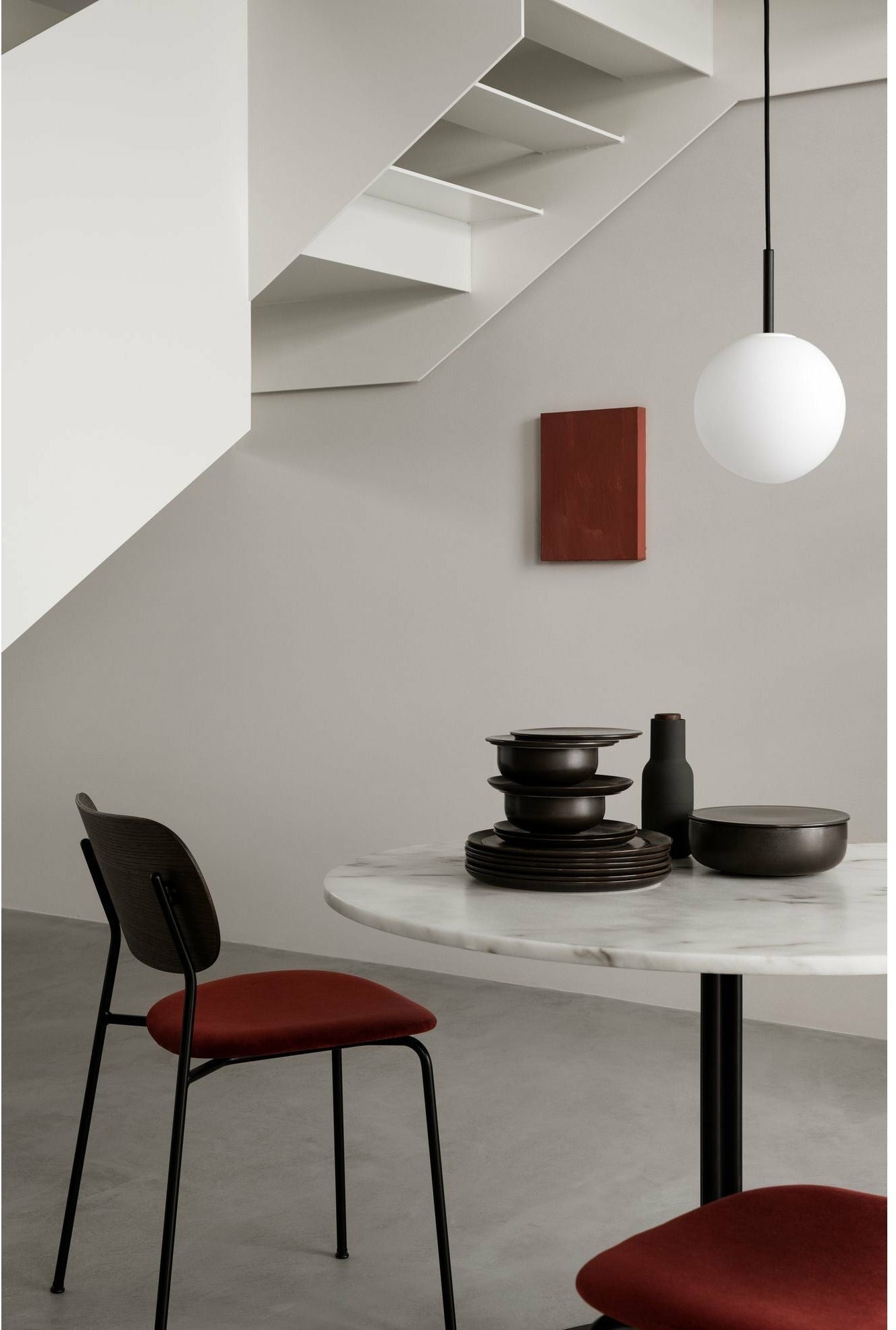 Audo Copenhagen Co matbordstol vadderad säte med armstöd mörk -färgad ek, svart/mästare 061