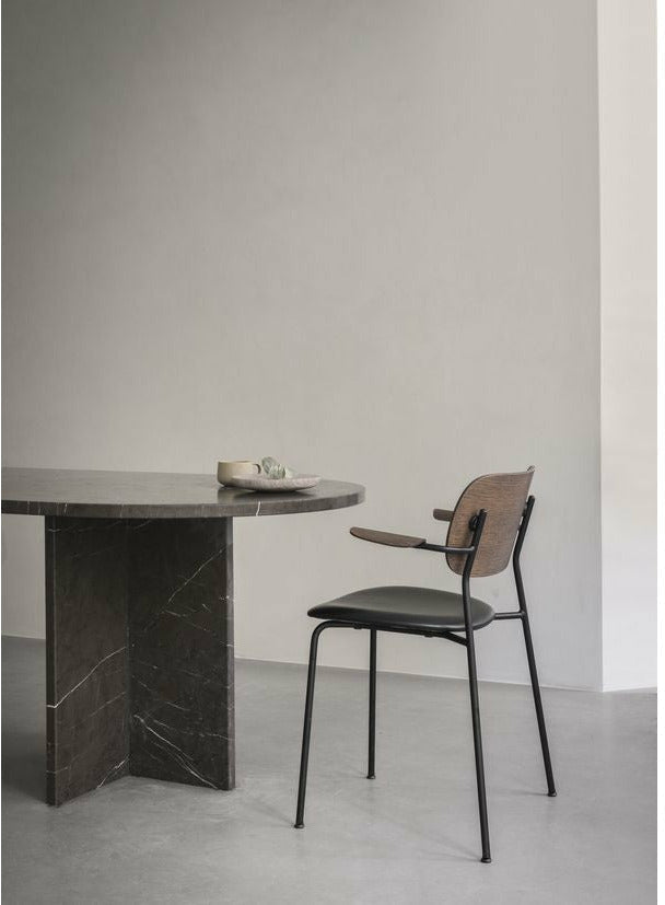 Audo Copenhagen Co matbordstol vadderad säte med armstöd mörk -färgad ek, svart/mästare 061