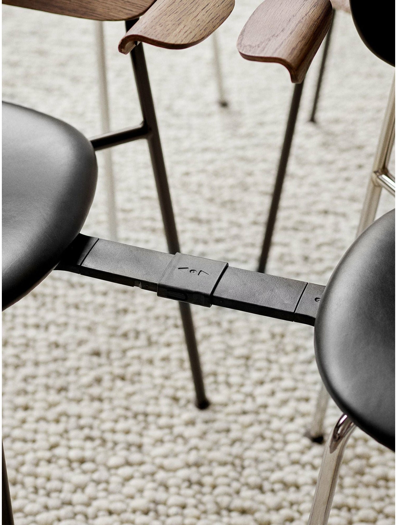 Audo Copenhagen Co matbord vadderat säte med armstöd mörk färgad ek, svart/remix 233