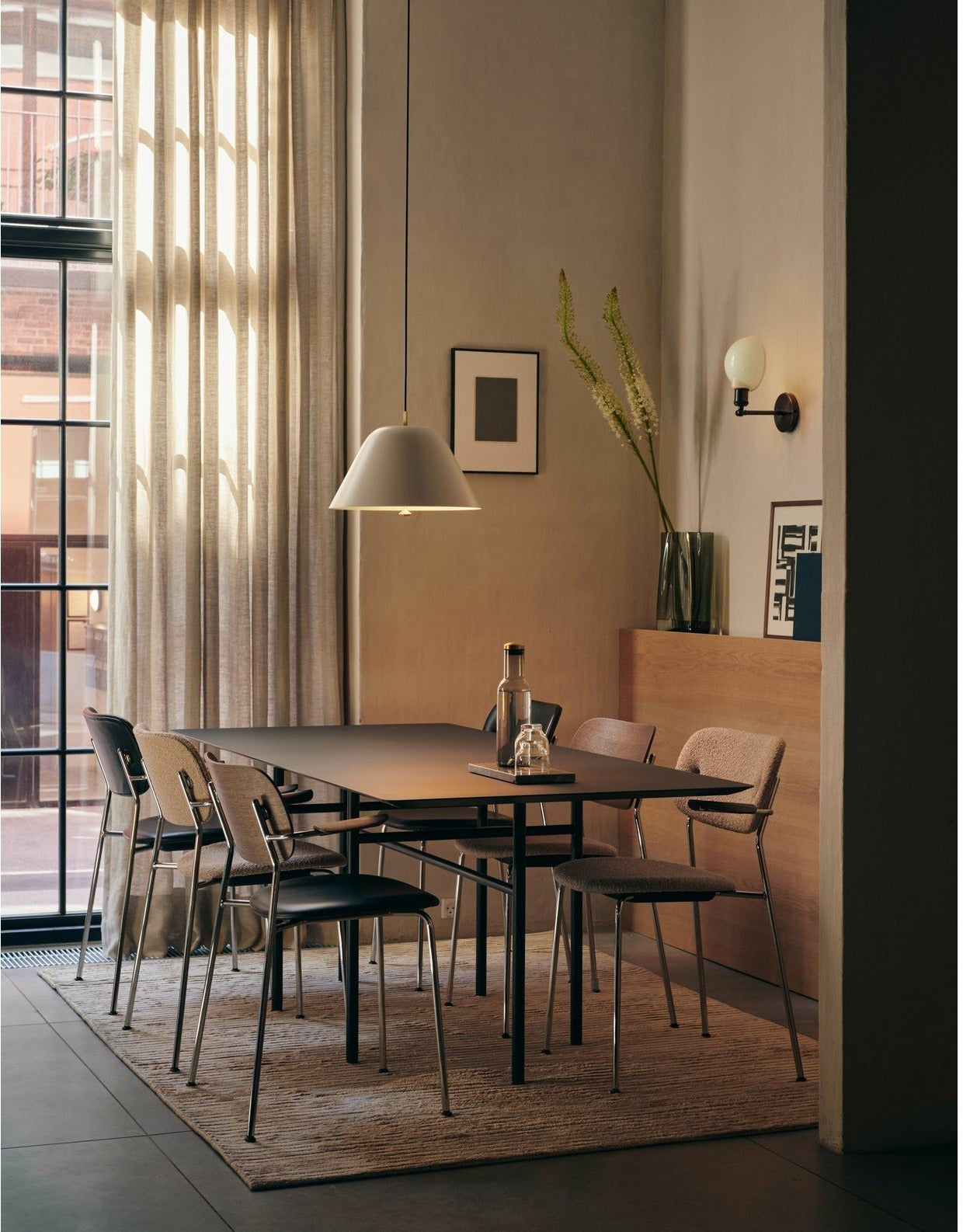 Audo Copenhagen Co matbordstol helt vadderad med armstöd mörk -färgad ek, krom/remix 233