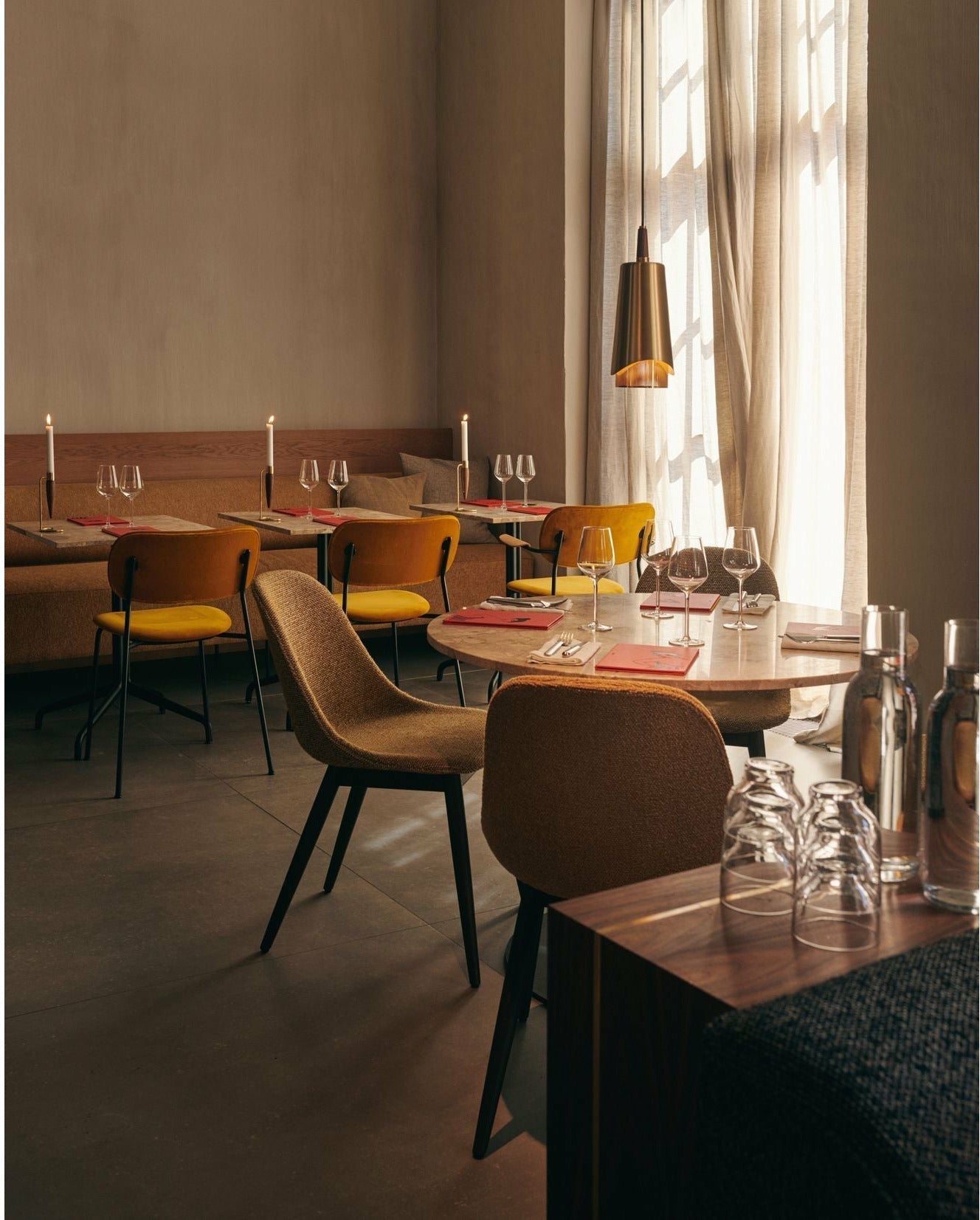 Audo Copenhagen Co matbordstol helt vadderad med armstöd mörk -färgad ek, krom/remix 233