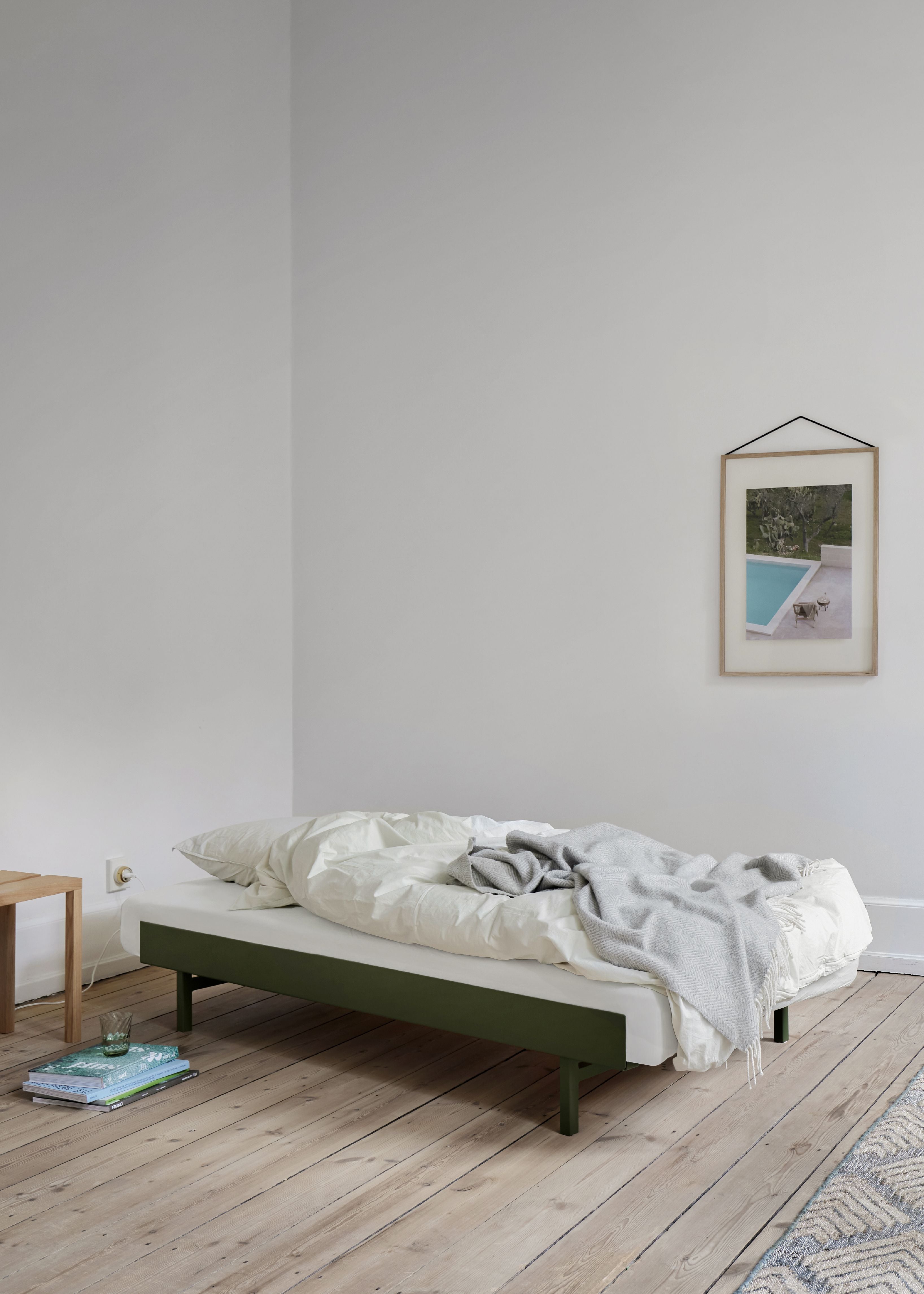 Moebe Säng med lameller 160 cm, tallgrön